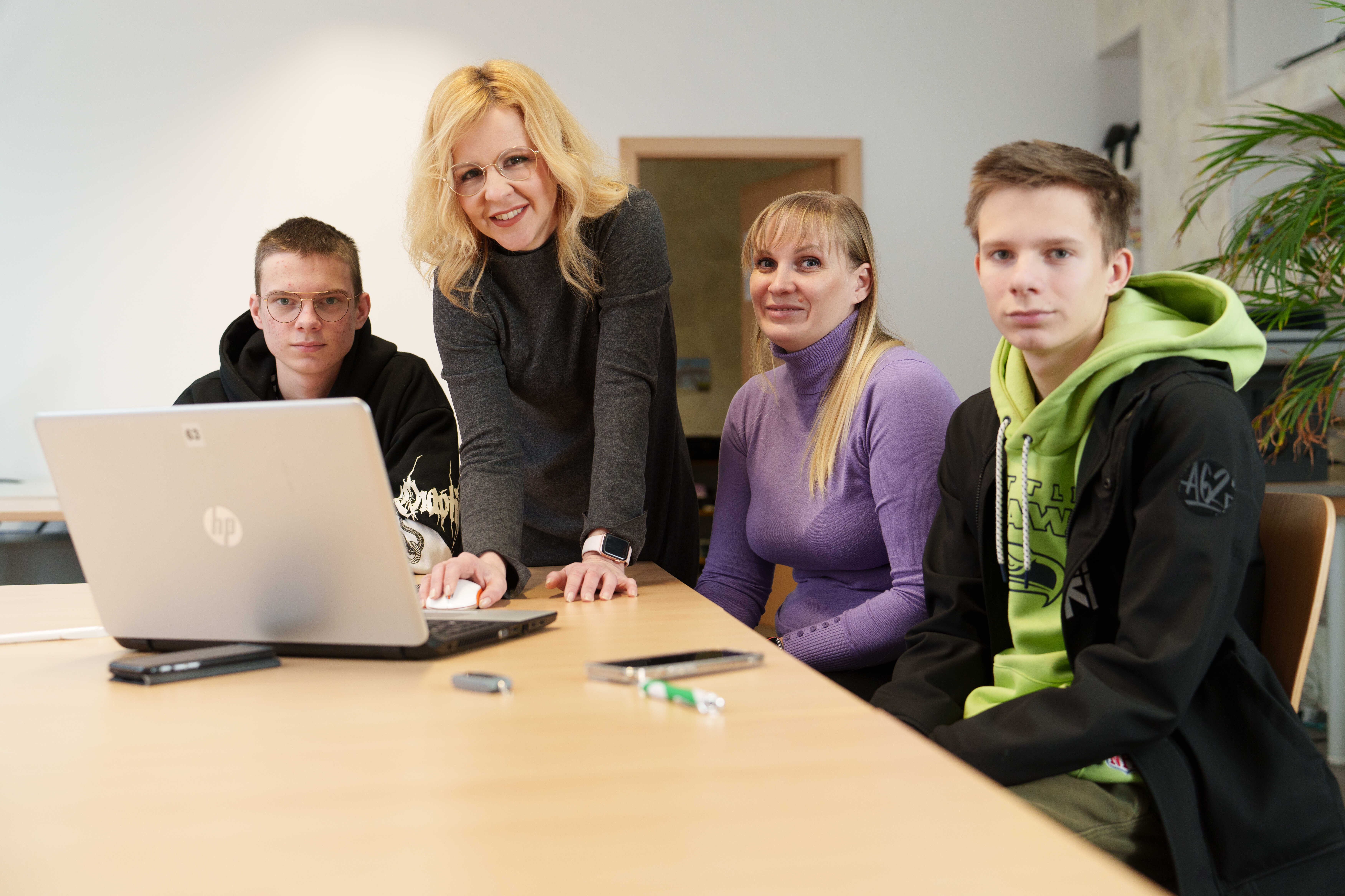 Tanja Sawatzky (2. von links) hilft Oleh, Olena und Yehor Pevnaya im Alltag.