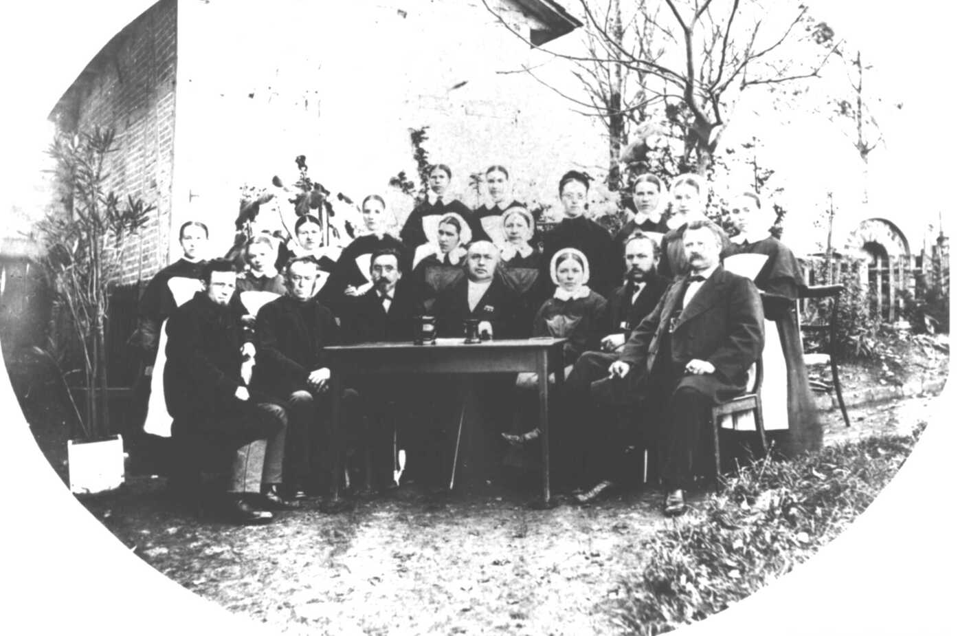 1880er Jahre Franz von Roques mit Diakonissen