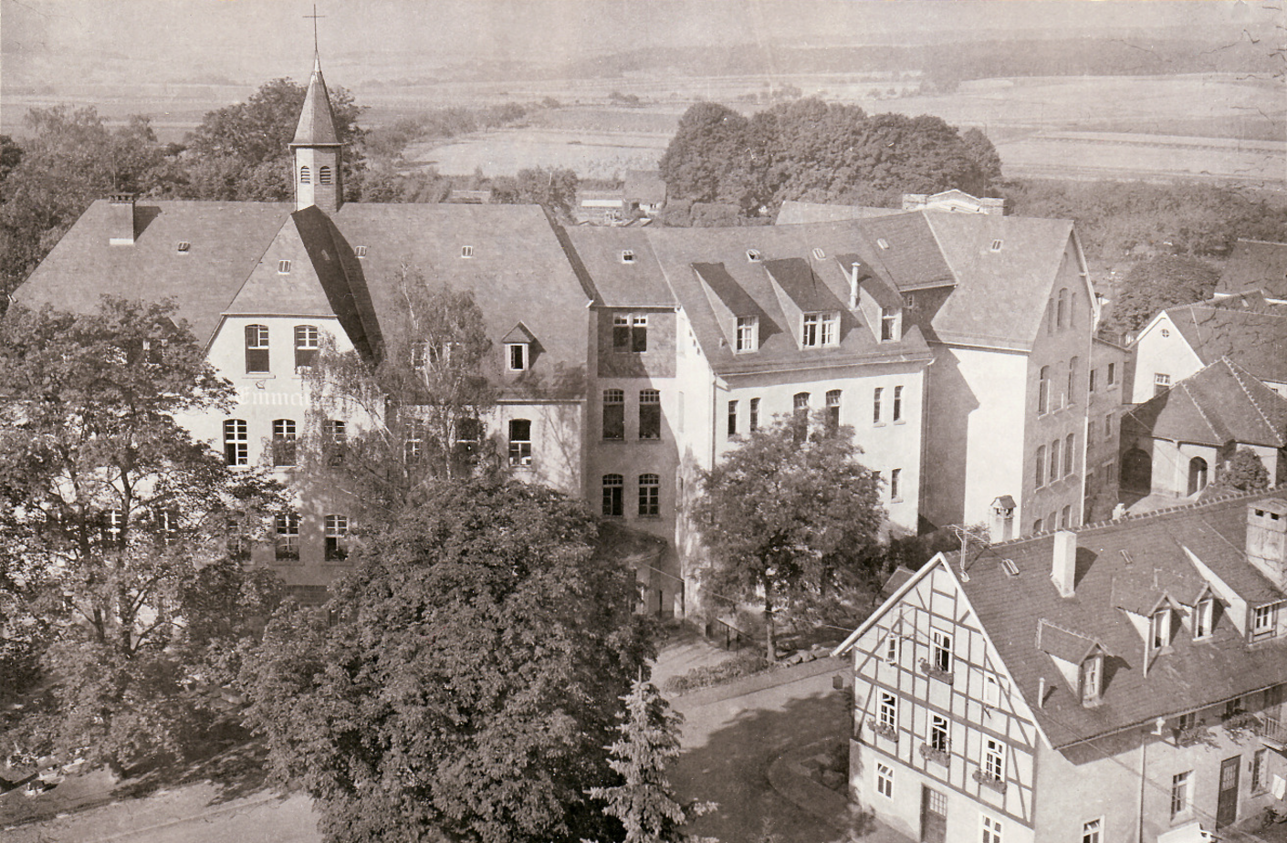 Emmaus und Bienenkorb, 1960