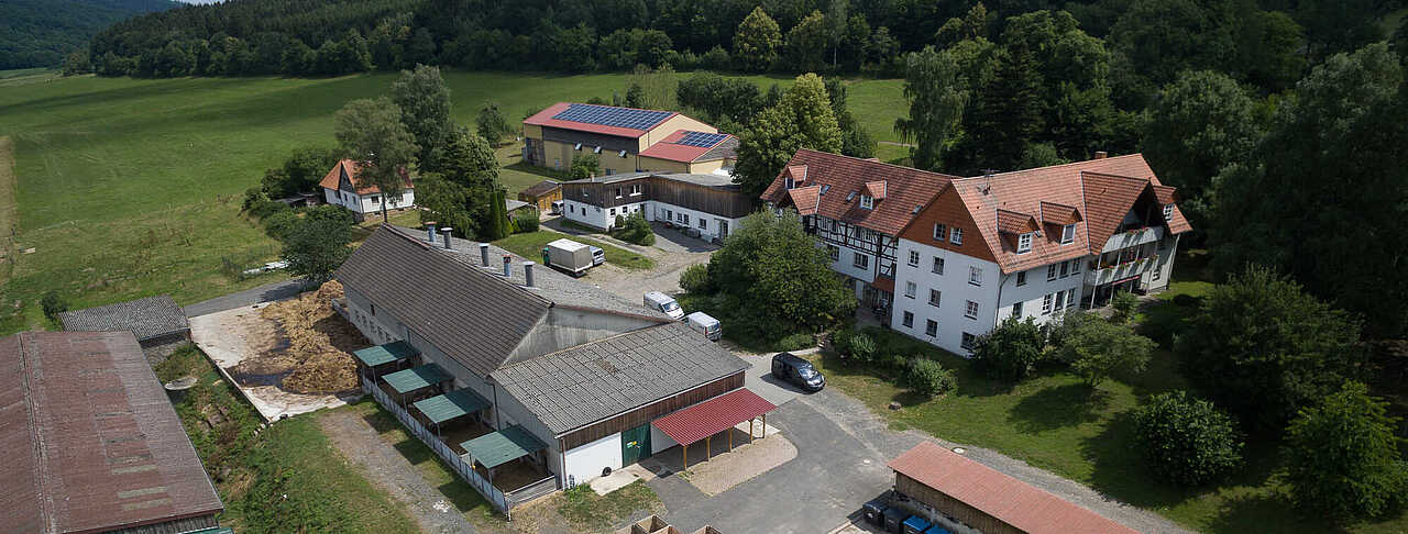 Sebastian Nicolai, Hephata-Öffentlichkeitsarbeit, organisiert die Ausstellung für die Hephata Diakonie. (Foto: Hephata-Archiv/Melanie Schmitt)