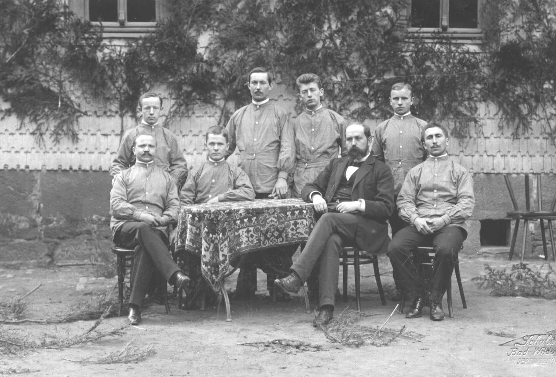 Die ersten Brüder mit Pfarrer Hermann Schuchard im Jahr 1901. Eine der ersten Fotoaufnahmen aus der Hephata Diakonie.