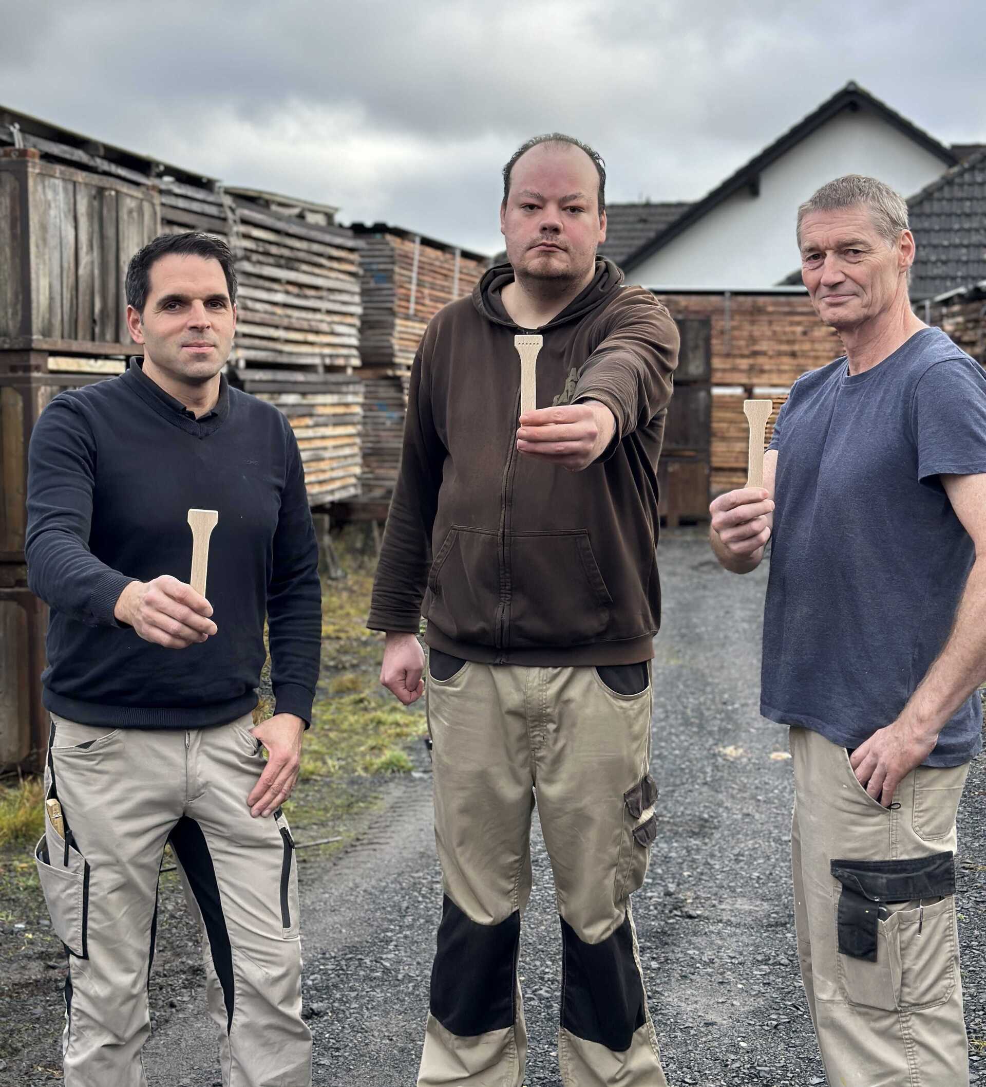 Der fertige Griff des Pinsels in Handarbeit in der Hephata-Schreinerei am Herzberg