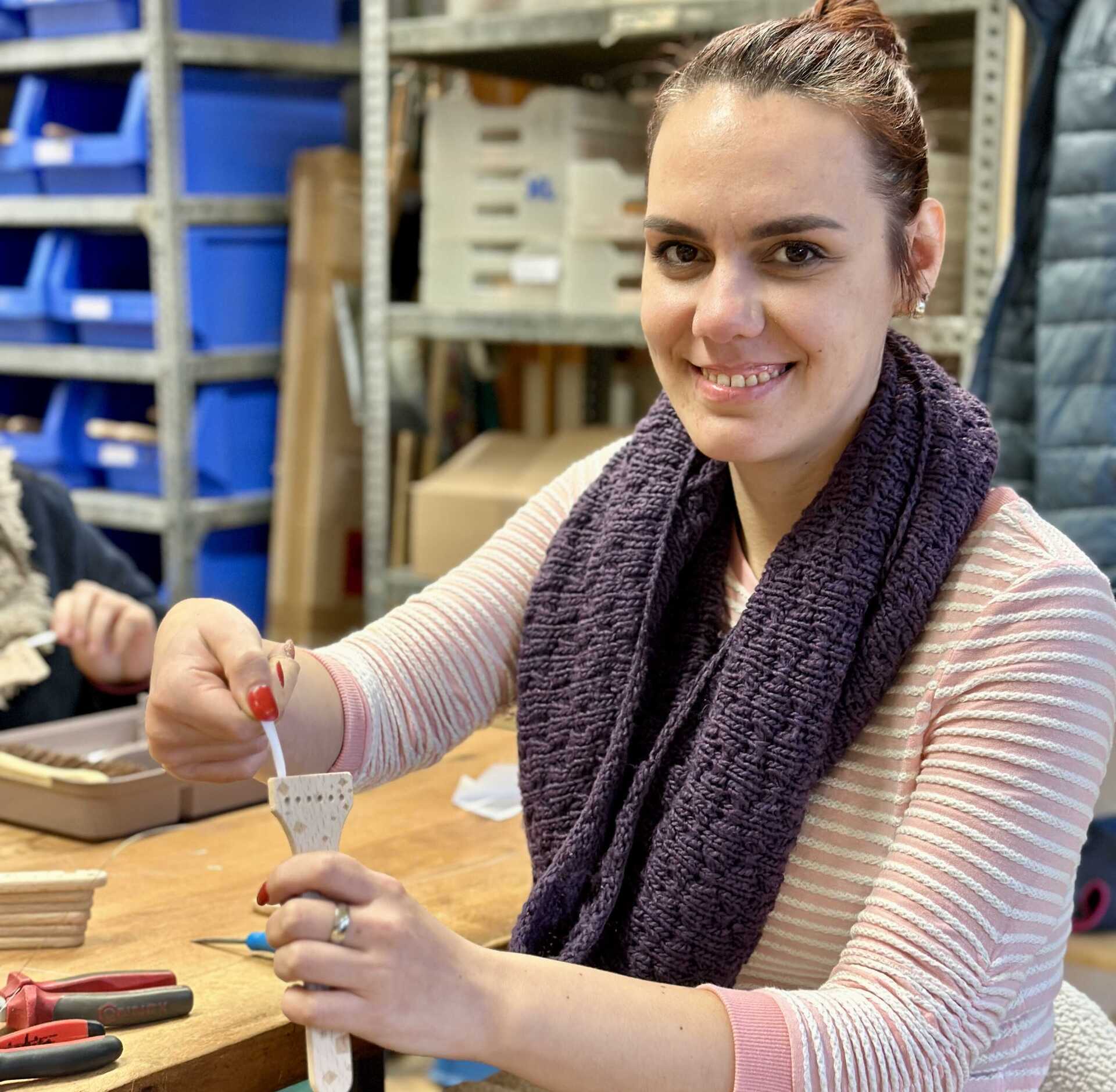 Kristin Sarkajan setzt Borste für Borste in den neuen Hephata-Backpinsel ein.